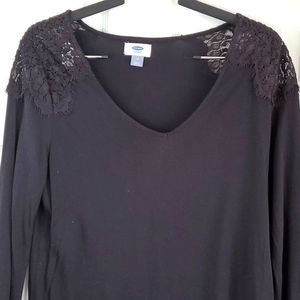 🔥$5 SALE!Old Navy sz M black lace shoulder long sleeve tee. Excellent condition
